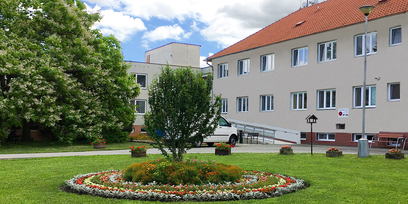 Budova a zahrada Domova seniorů Jenštejn